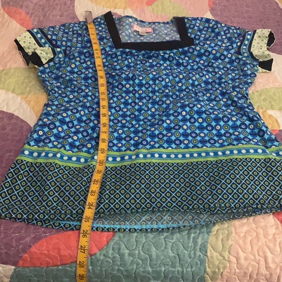 Blue, Lime, & black koi scrub top - Picture 3 of 4